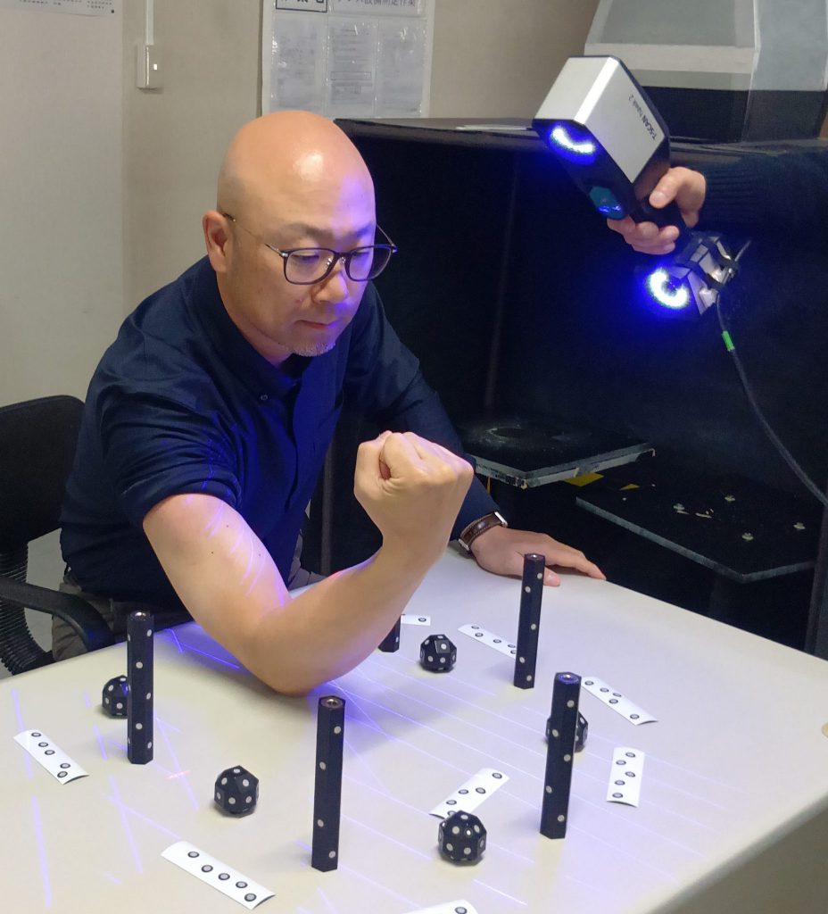ハンドヘルド式非接触3Dスキャナーでブルーレーザーを照射し3Dスキャン