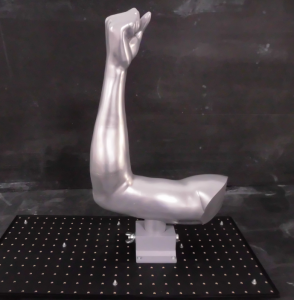 固定用治具組付け後の展示用サンプル。台に固定して設置が可能。